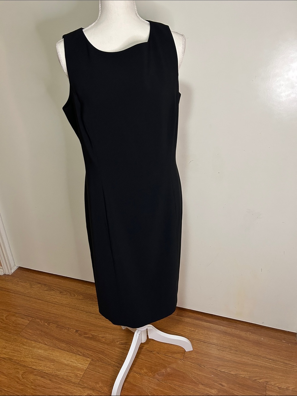 Tahari Black Sleeveless Midi Sheath Dress